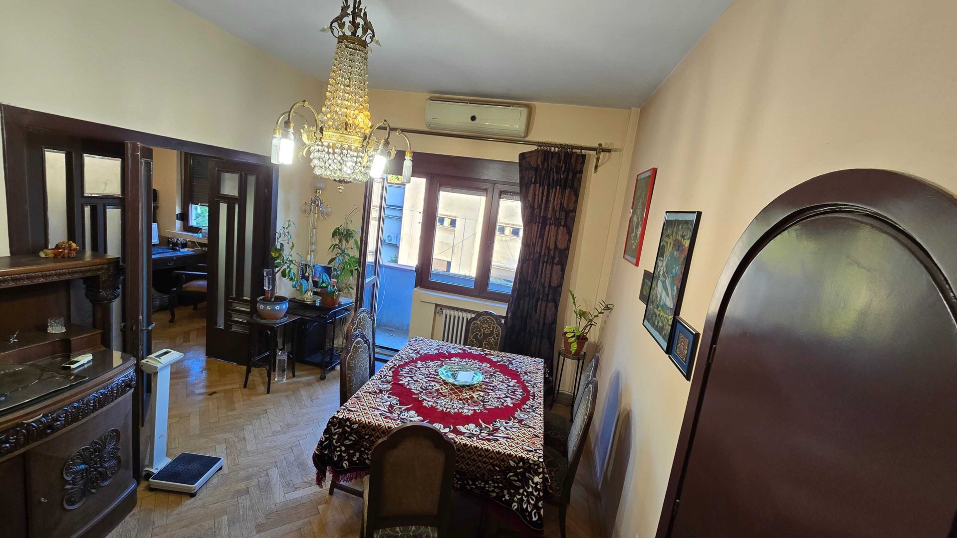 Apartament în bloc interbelic - 3 Camere - 2 balcoane - 203.000 €