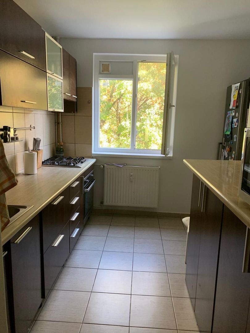 Vând apartament 4 camere