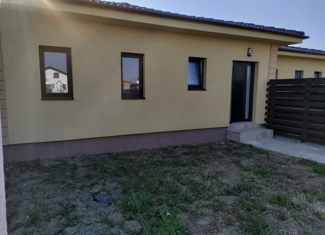 Vand sau schimb cu apartament, casa tip P in Martinesti