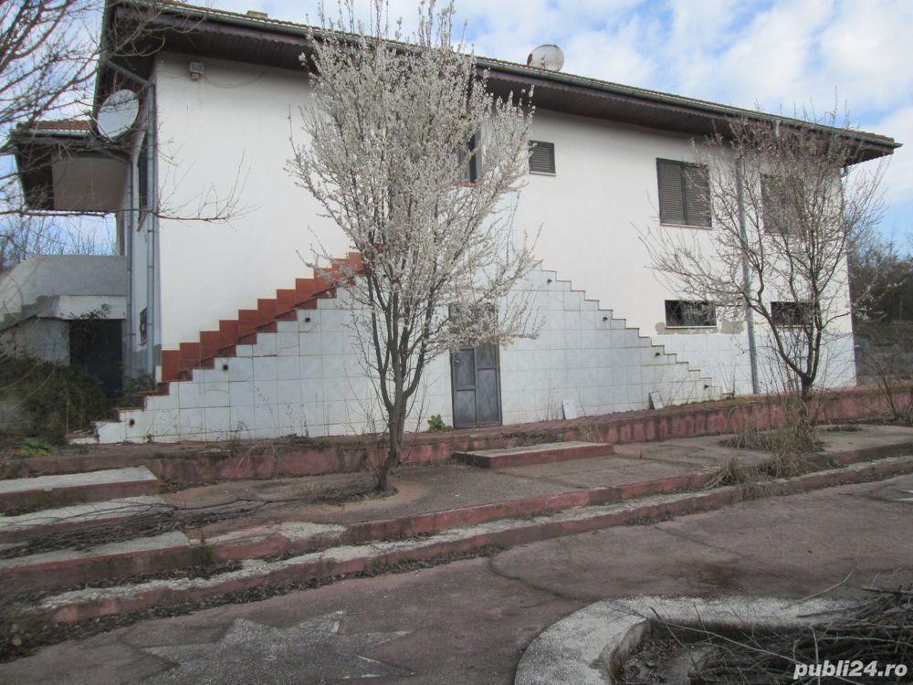 Vand Vila si teren cu deschidere la lac (5128mp)