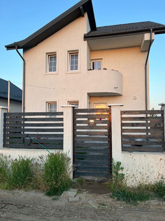 Sau/închiriez casa P+1E capătul Comunei Berceni Mănăstirea Sf. Treime
