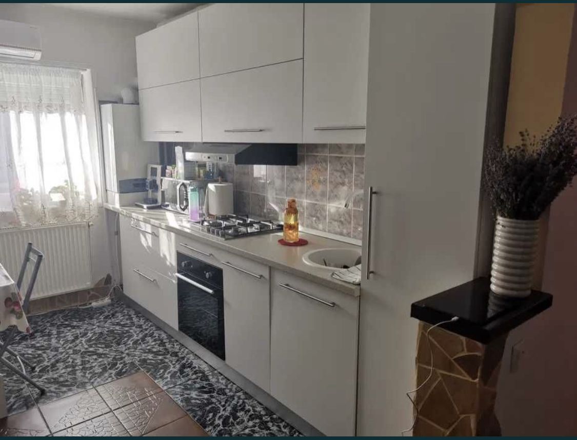 Apartament cu 2 camere decomandate Mv2 strada Mozart renovat, mobilat.