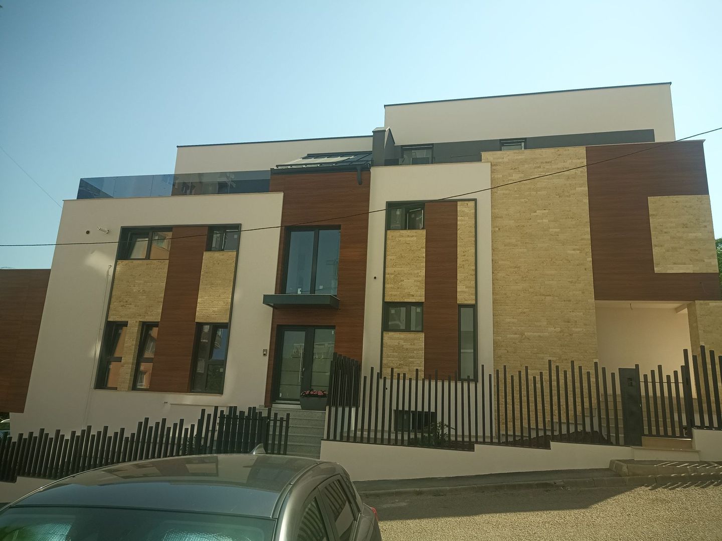 Vând casă tip duplex, spațiu comercial și garaj