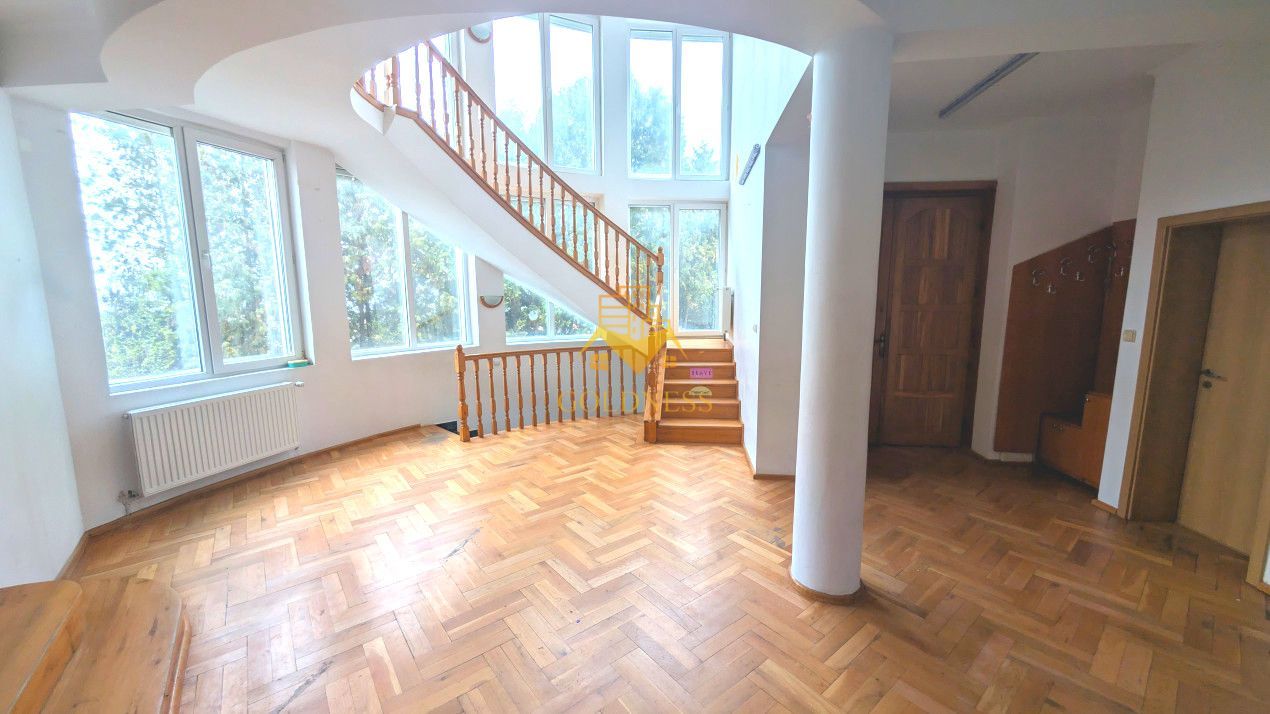 Casa/Spatiu de birou,Andrei Muresanu, 9 Camere,10 Parcari,Curte 2000mp