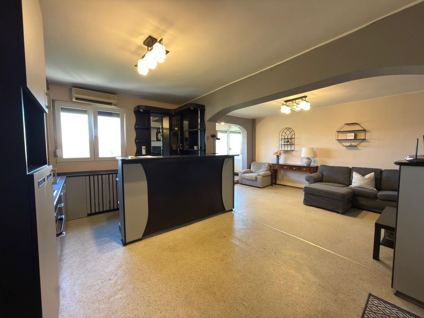 Ap 3 camere, decomandat,etaj 5 – zona Piața Rogerius.Pret 108.000 euro