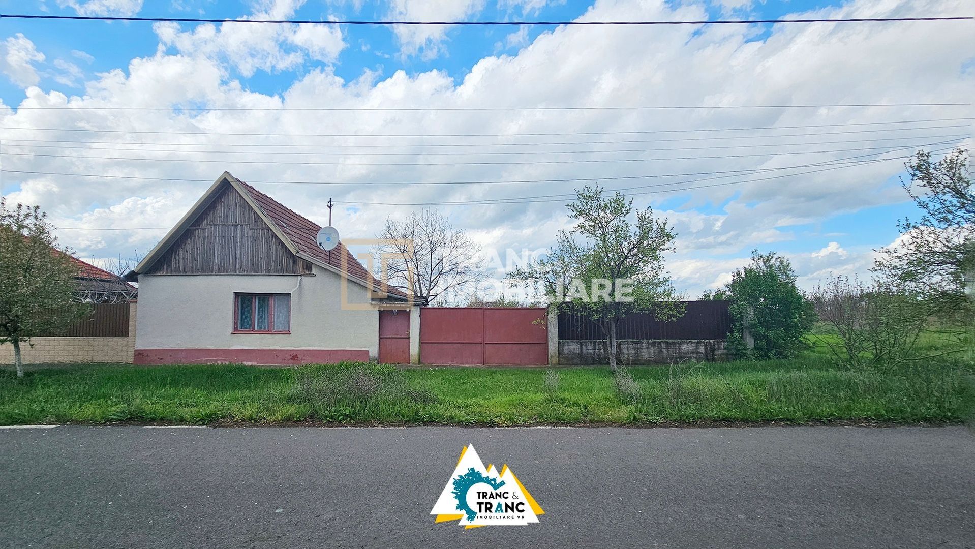 Casă cu 2 camere în stil tradițional, în Iratoșu
