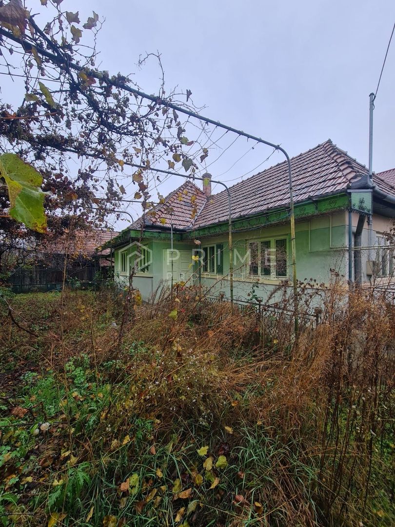 Casă cu teren de 1.000 m² – utilități complete, ideală pentru renovare