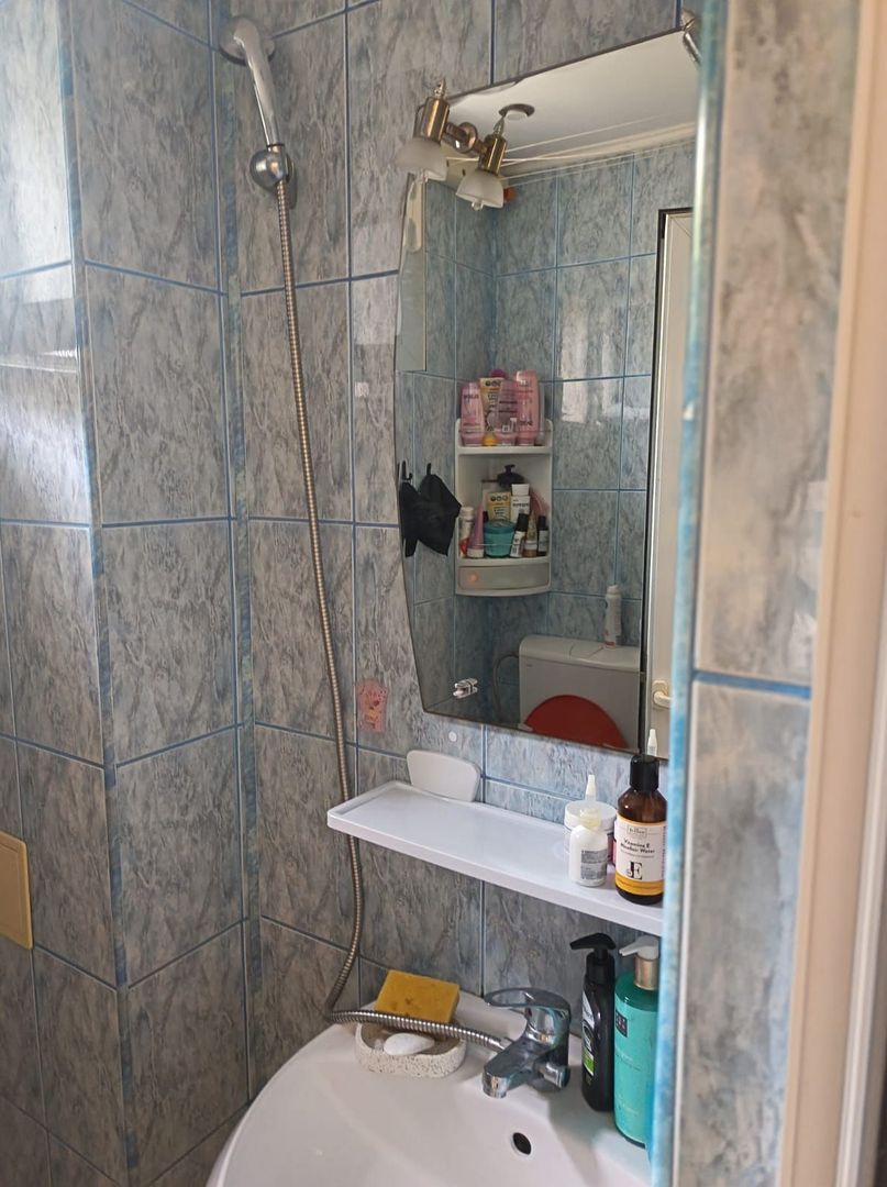 De vanzare apartament 3 camere – Micro 40 – Parter cu gradina, 58.000 euro
