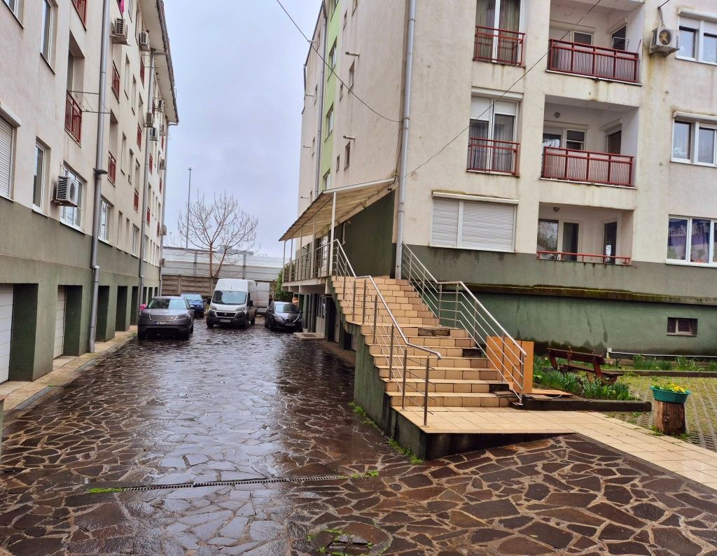 BRASADAS vinde ap 1 cam + boxă beci + garaj etaj 1 Central.