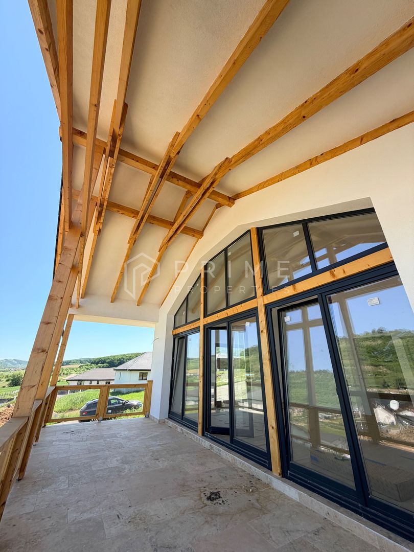Vilă chalet modern cu perete panoramic de sticlă - Livezeni, Mureș
