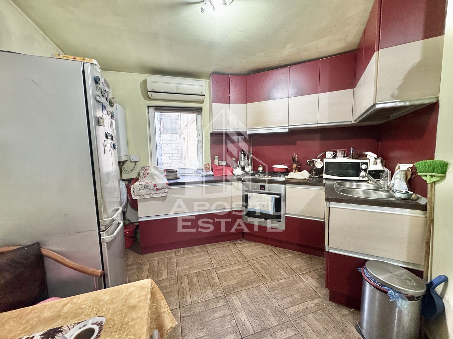 Apartament cu 3 camere si 2 bai la etajul 1 cu centrala zona Soarelui