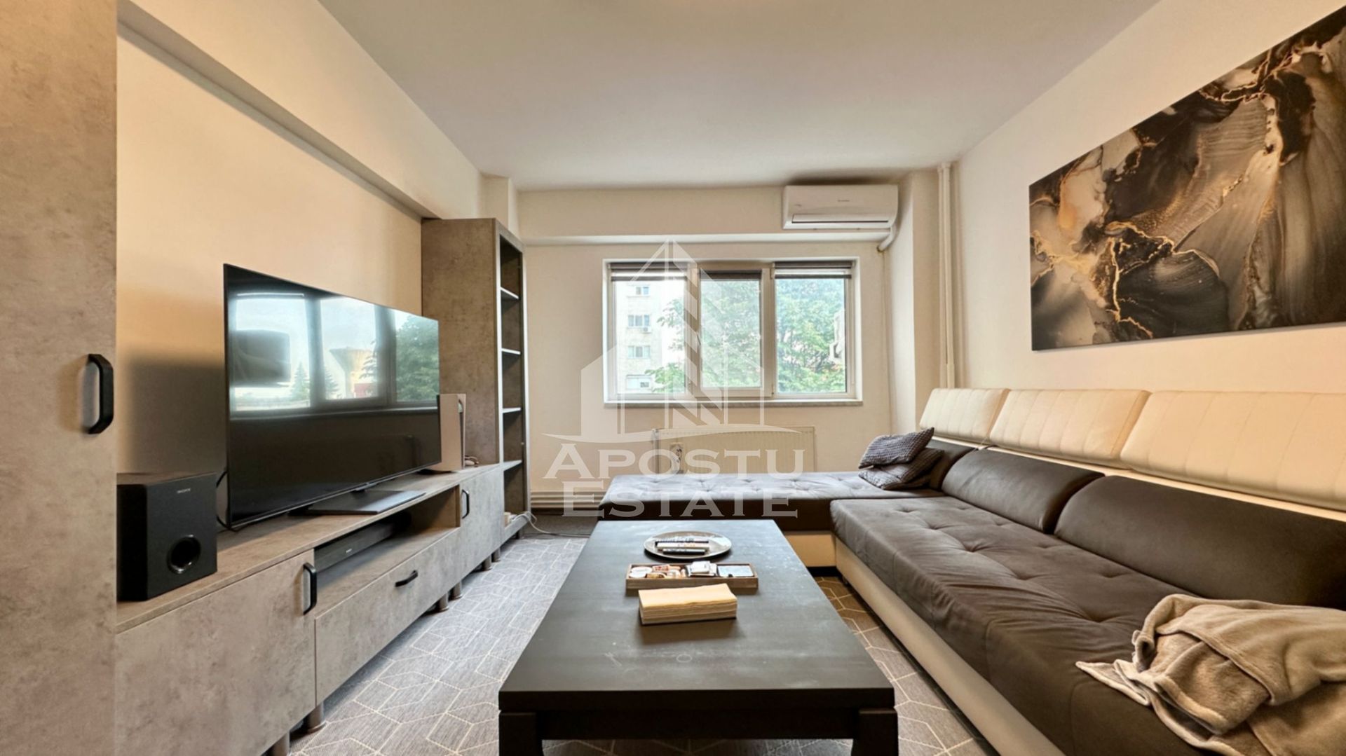 Apartament de vanzare cu 3 camere si garaj, etajul 1, Aradului