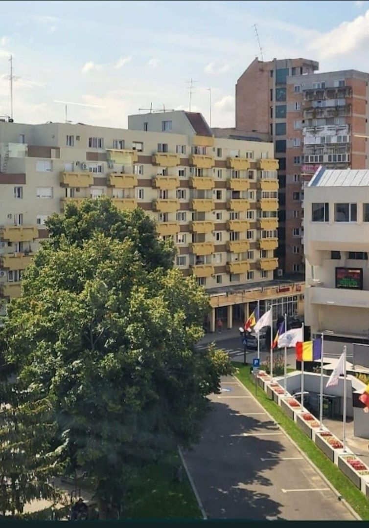 BRASADAS vinde ap 2 cam in Centru Nou.