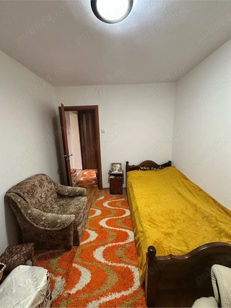 BRASADAS vinde ap 2 cam cu balcon etaj 2/3 Botizului.