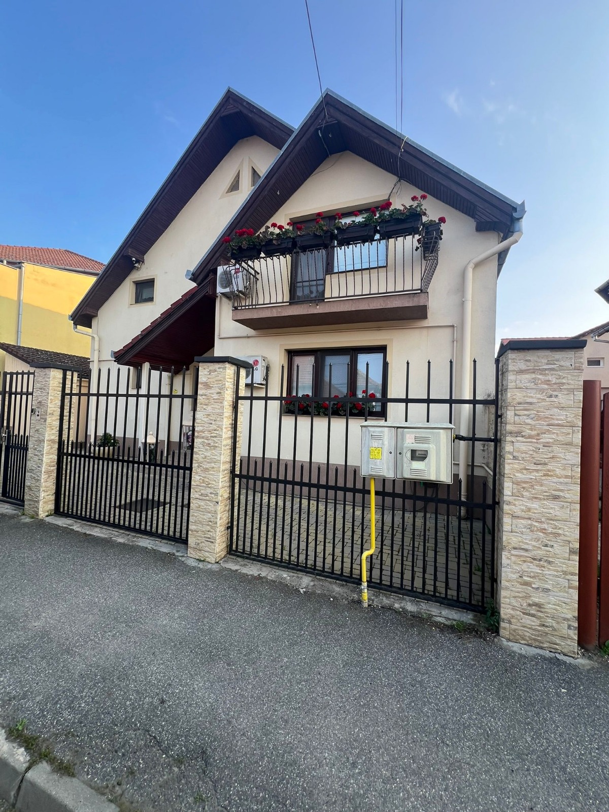 EXCLUSIVITATE – Vila eleganta, complet mobilata, aproape de Parcul Sub Arini – 793.000 euro