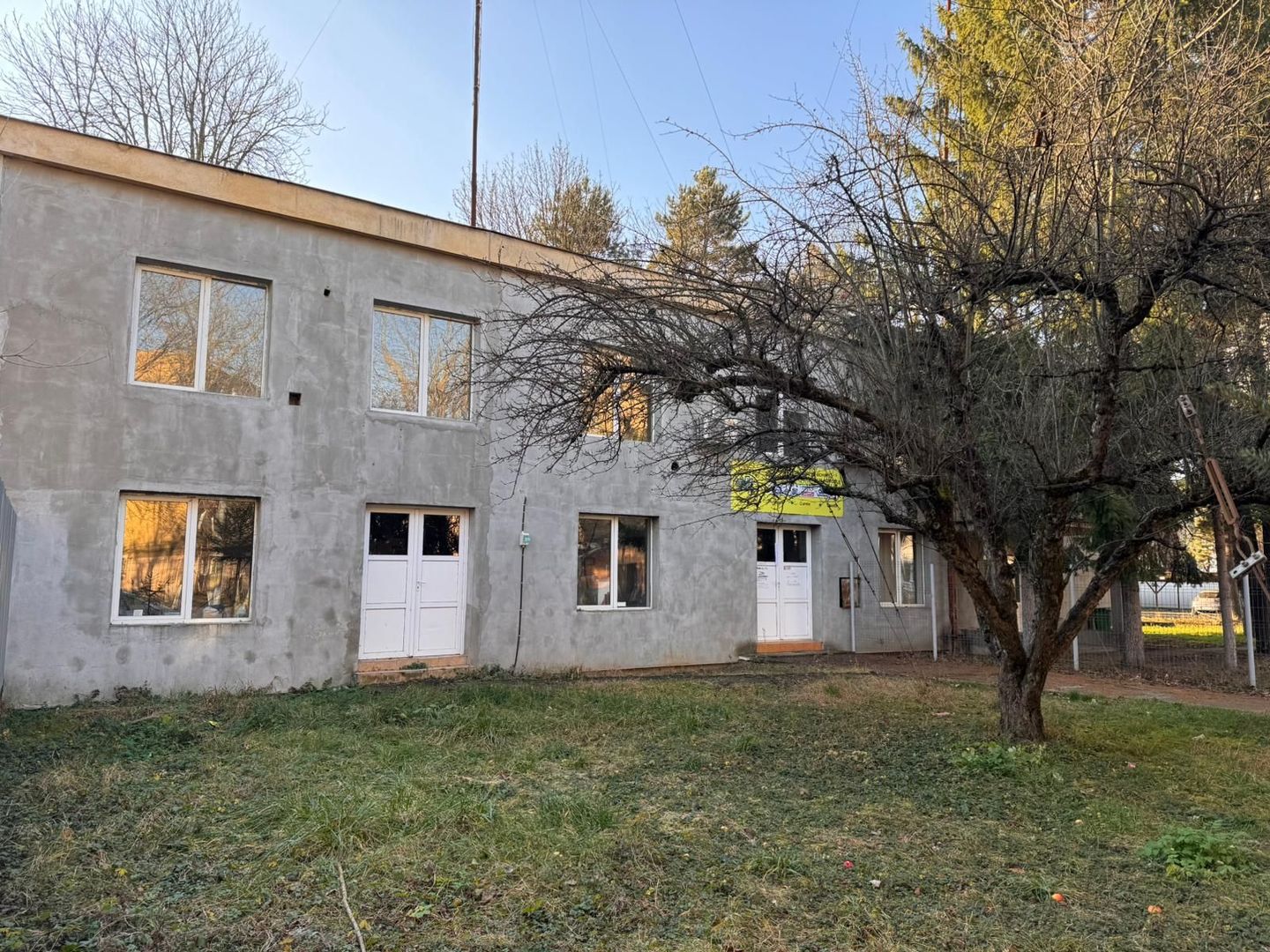 Cladire birouri / spatiu comercial - 584 mp - Comision ZERO