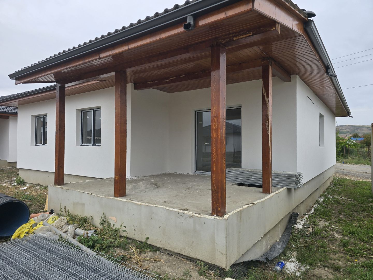 Casă 4 cam,2 băi,terasă acoperită,500mp.teren,gard,pavaj.
