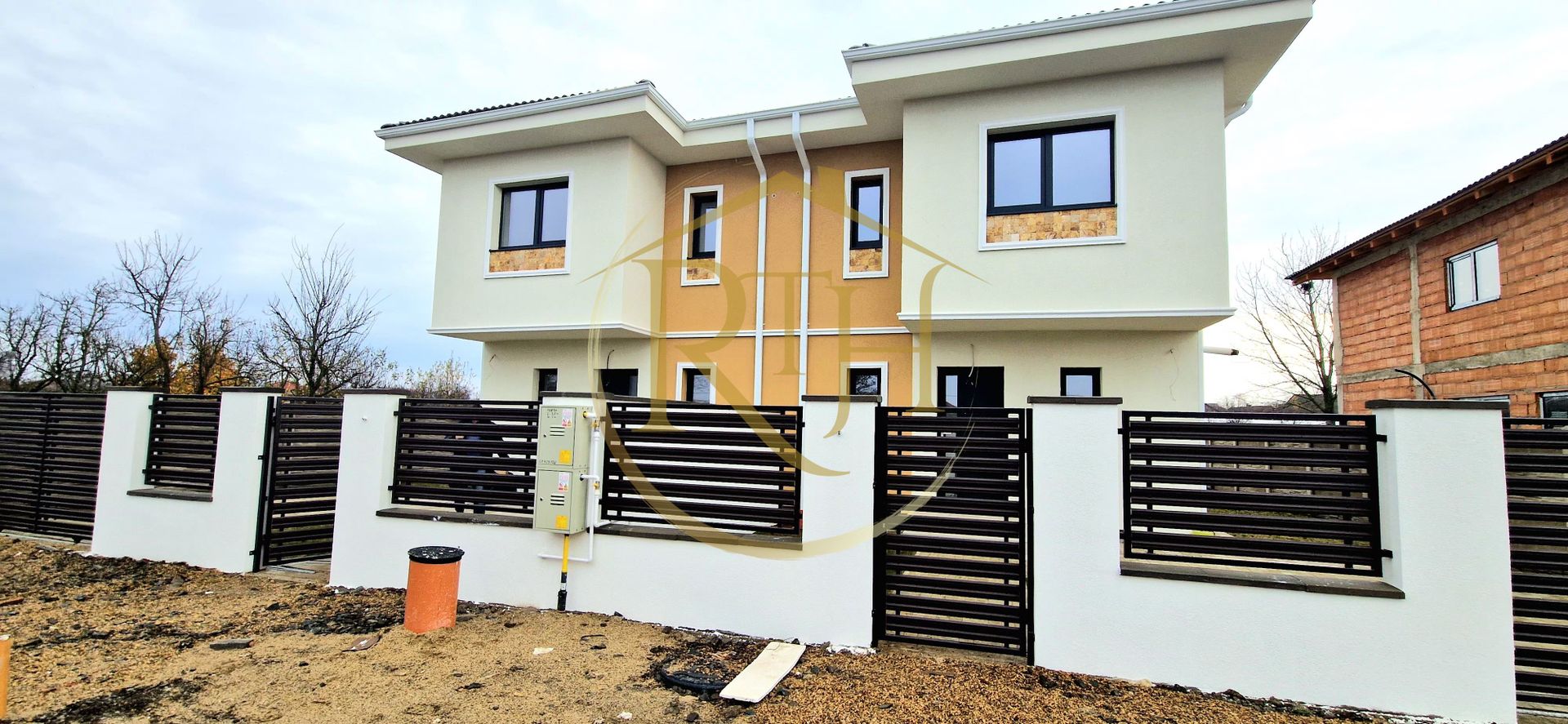 Duplex de vanzare cu 4 camere,2 bai,250 mp teren-Mosnita Veche zona Centrala.