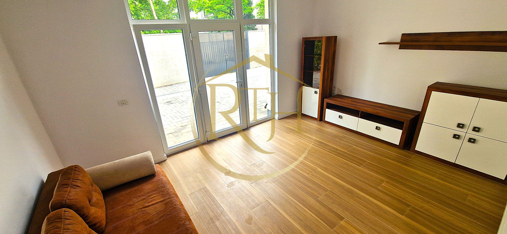 Apartament (SAD) de închiriat–ideal pentru activități comerciale sau locuință.
