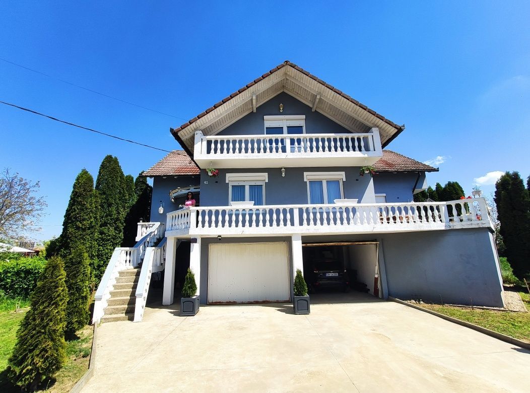 BRASADAS vinde casa cu 7 camere si teren 890mp în Decebal.