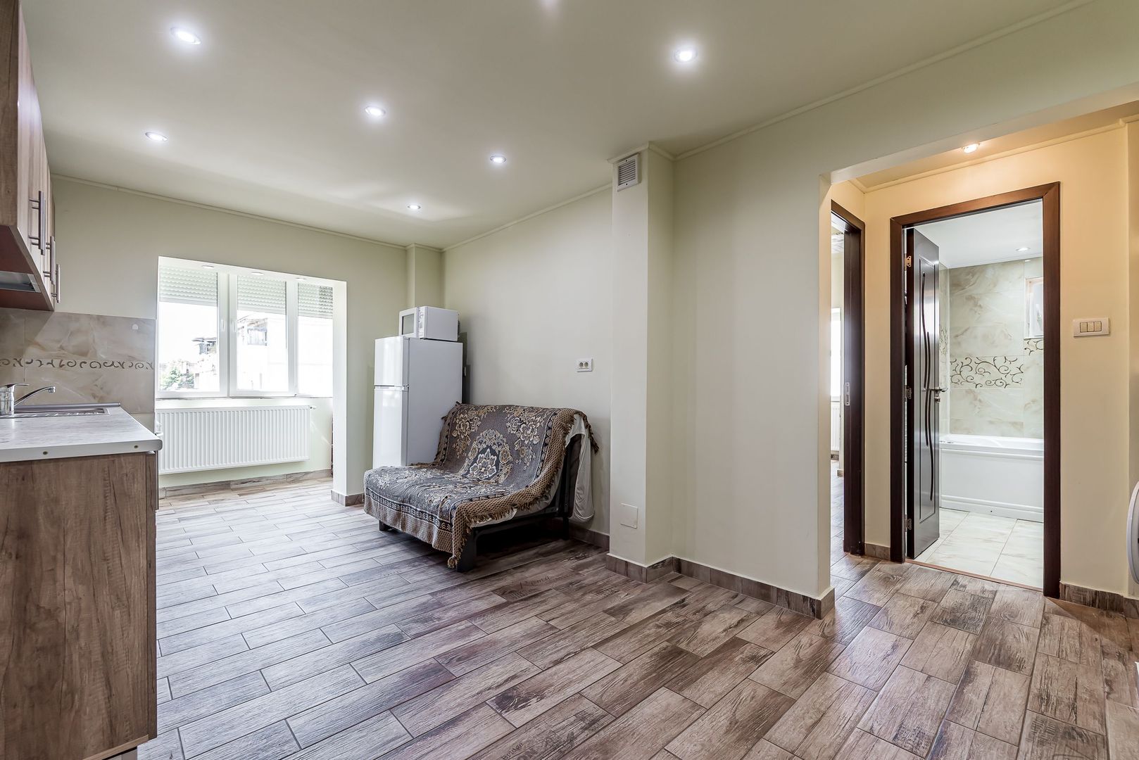 REZERVAT! Ap 2 camere, renovat, 2 balcoane. Cartier Alfa Arad