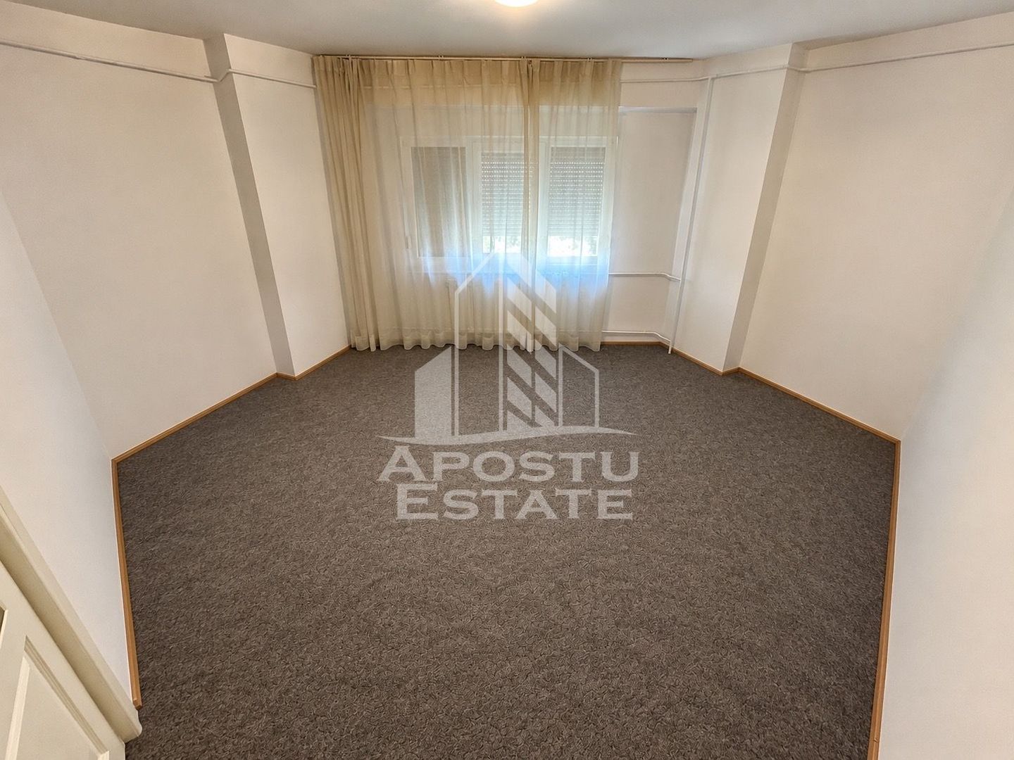 Apartament 2 camere, decomandate, etaj 5/6, garaj subteran, Aradului.