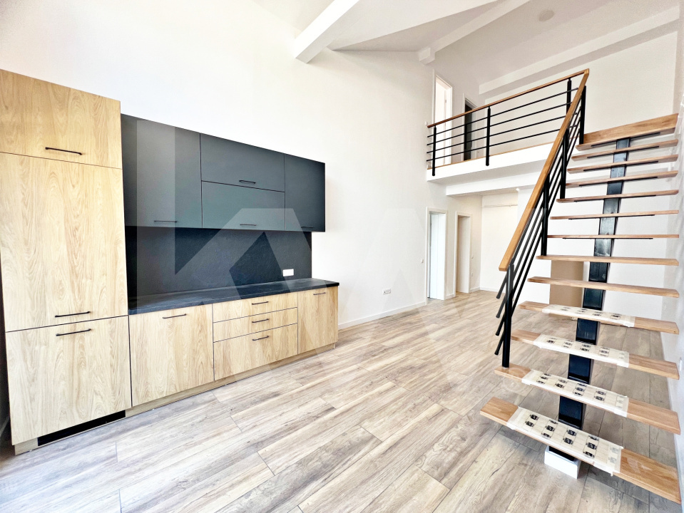 Apartamet finisat la cheie cu 3 camere, bucătărie mobilată și două băi.