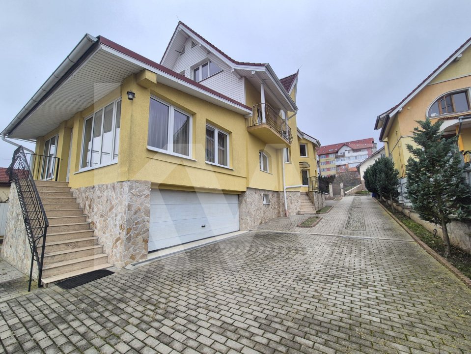 CASĂ INDIVIDUALĂ de închiriat – 330 mp, 8 camere, 5 băi, garaj dublu, grădină