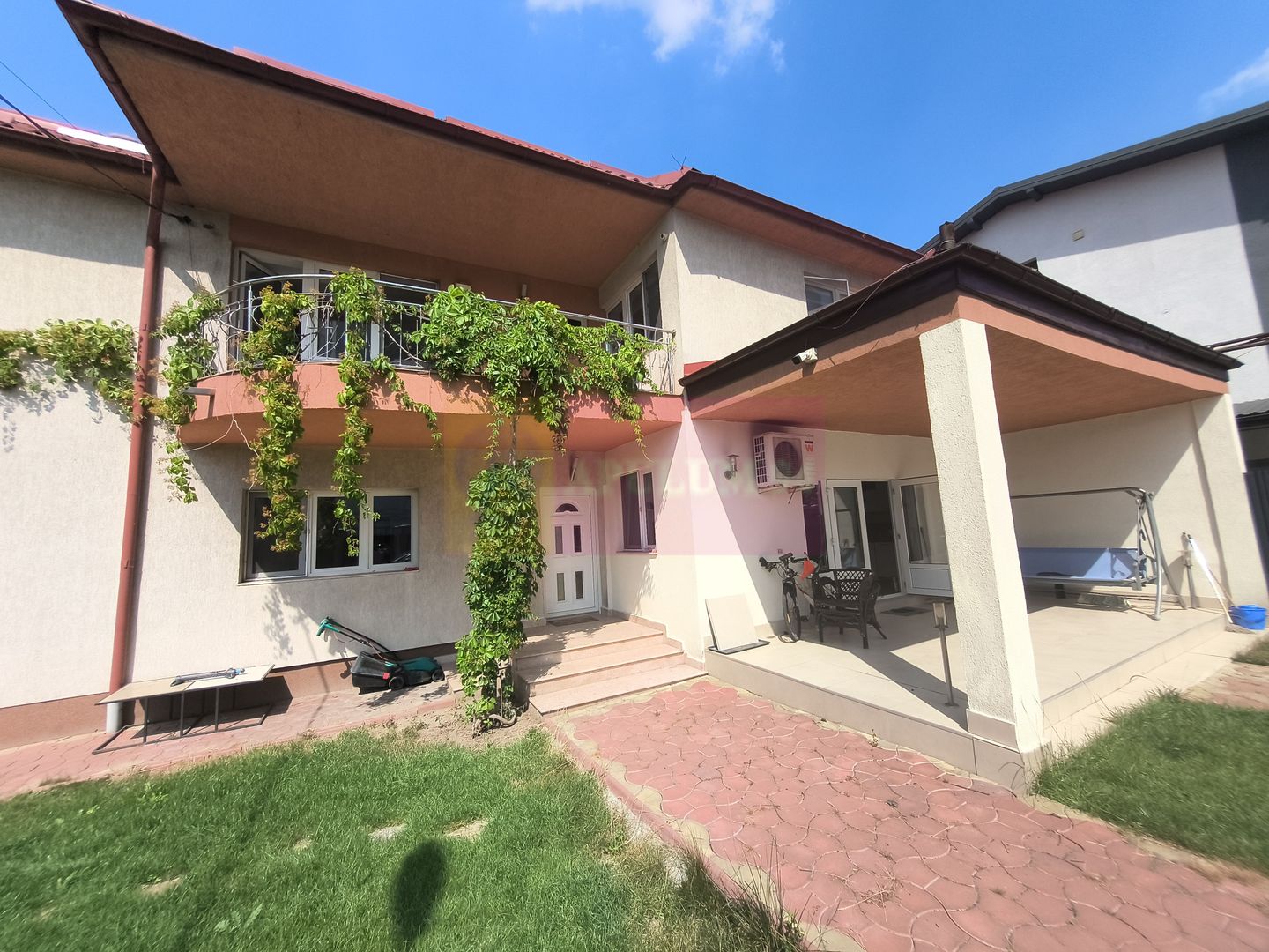 Vila de lângă Catedrala Ortodoxă ,,Sfânta Cuvioasă Parascheva"