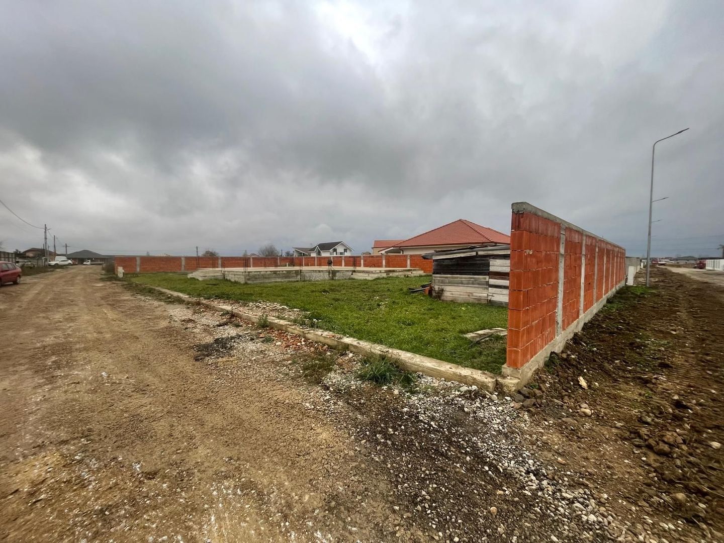 Teren intravilan, fundatie proiect casa, gard si utilitati-Zona Cheriu