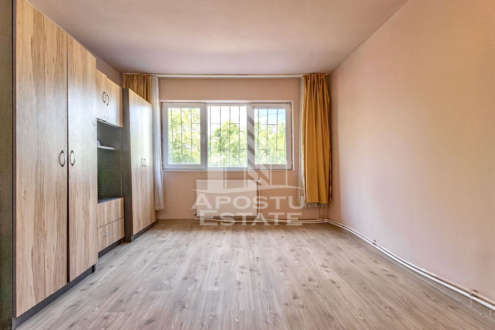 Garsoniera de vanzare la parter, zona UMT, Timisoara