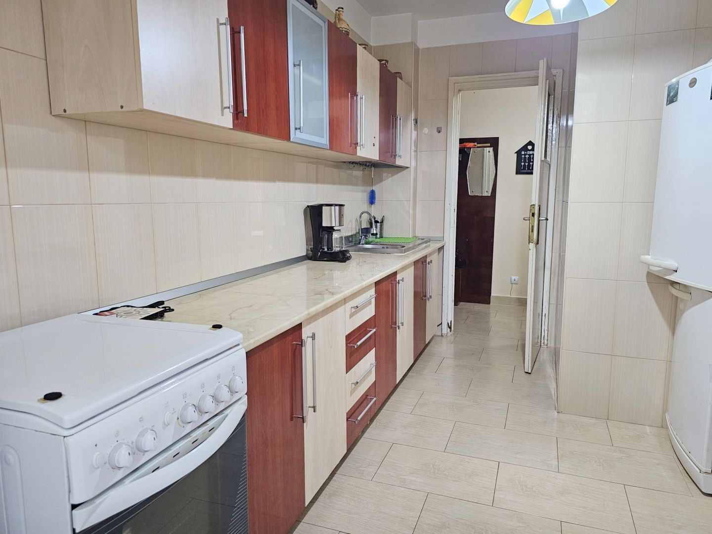 Apartament cu 3 camere, etaj intermediar - Piata Centrala