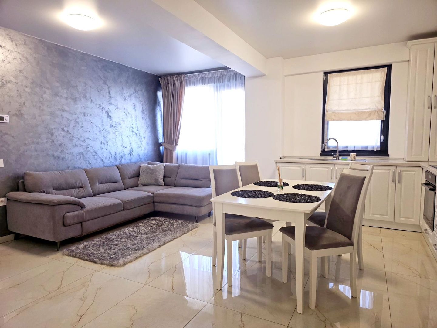 Inchiriere 2 camere Complex Roka, Micro 17 – parcare – 560 euro/luna
