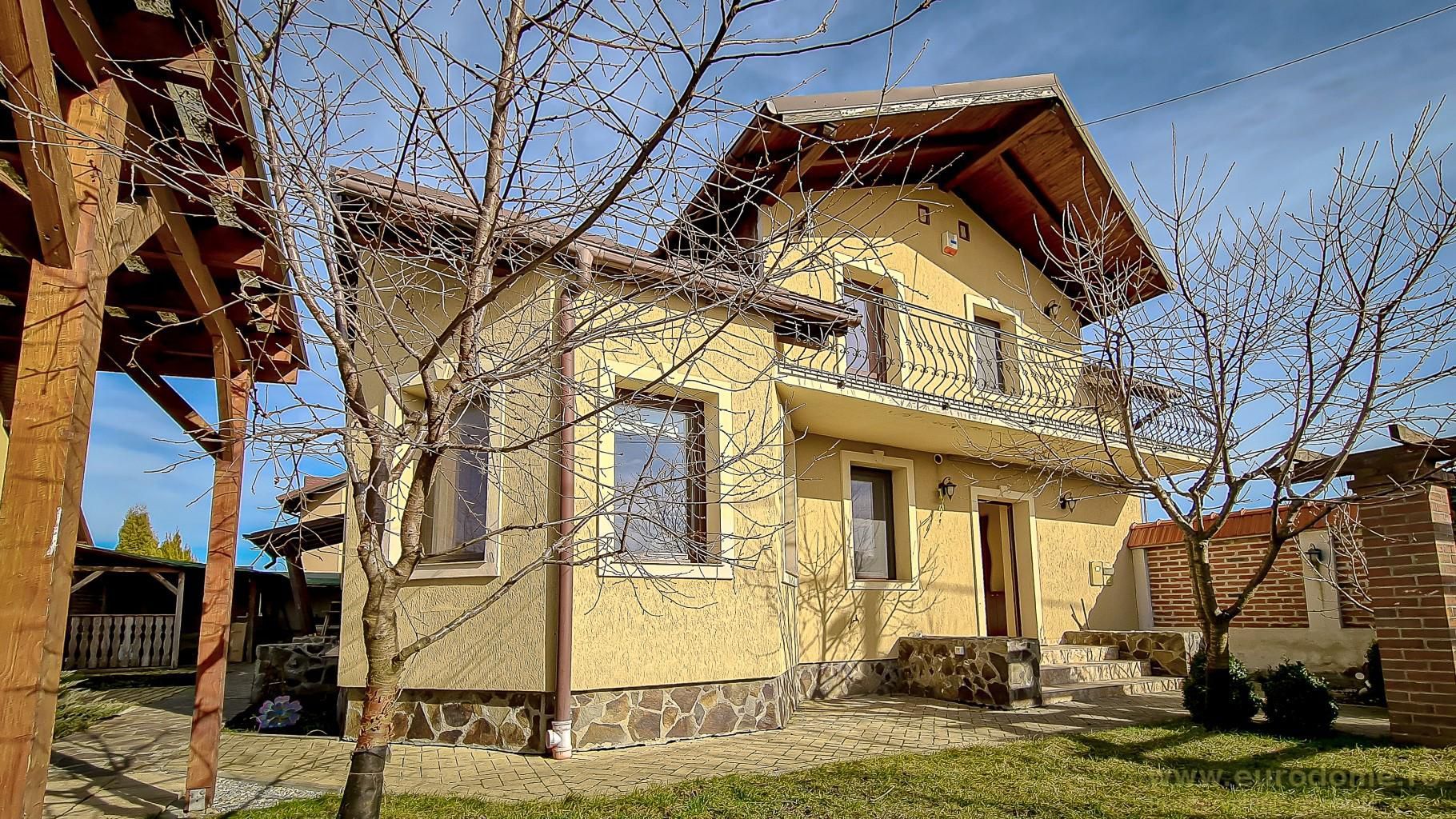 Casa noua, intrare Stupini