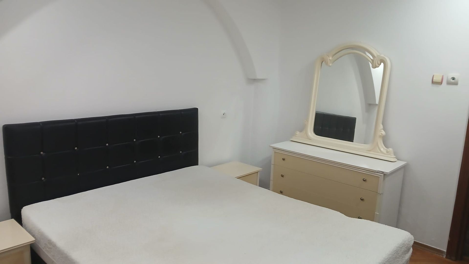 De inchiriat apartament cu 3 camere, I. C. Frimu, etaj 3, 450 euro