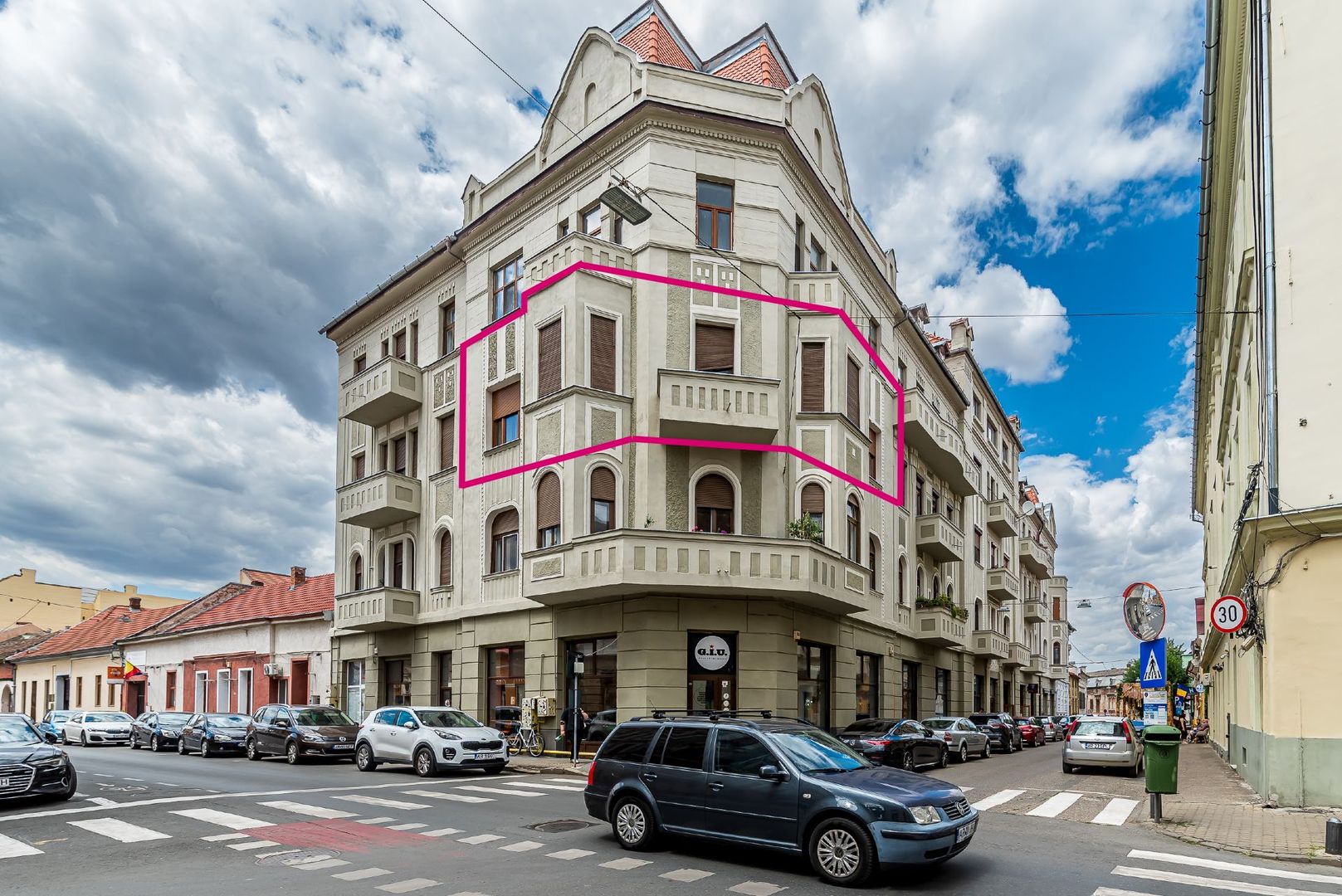 Apartament ultracentral cu 4 camere decomandat, etaj intermediar