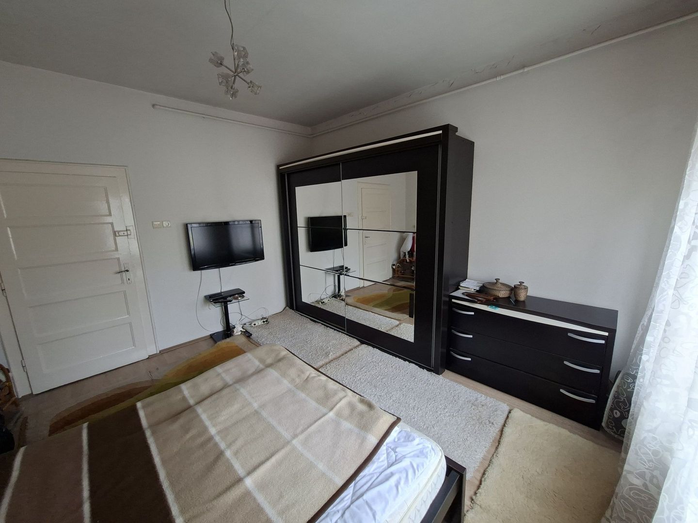BRASADAS vinde apartament cu 3 camere la etaj in casă