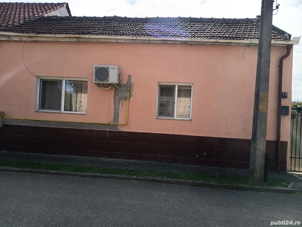 BRASADAS vinde casă 4 cam zona UNIO pentru două familii.