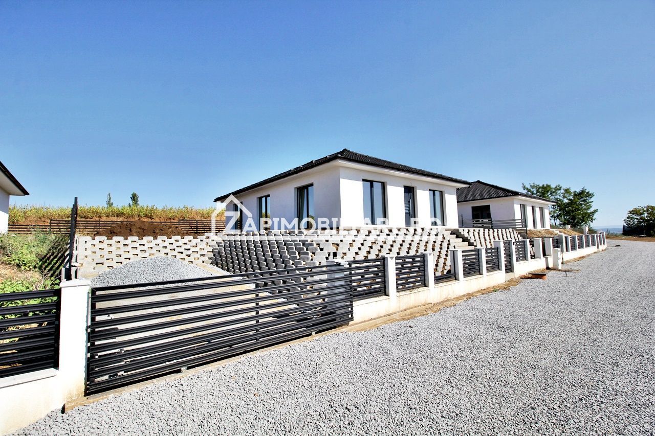 Casa pe 1 nivel,4 camere,2 bai,110 mp.1 dressing,500mp teren