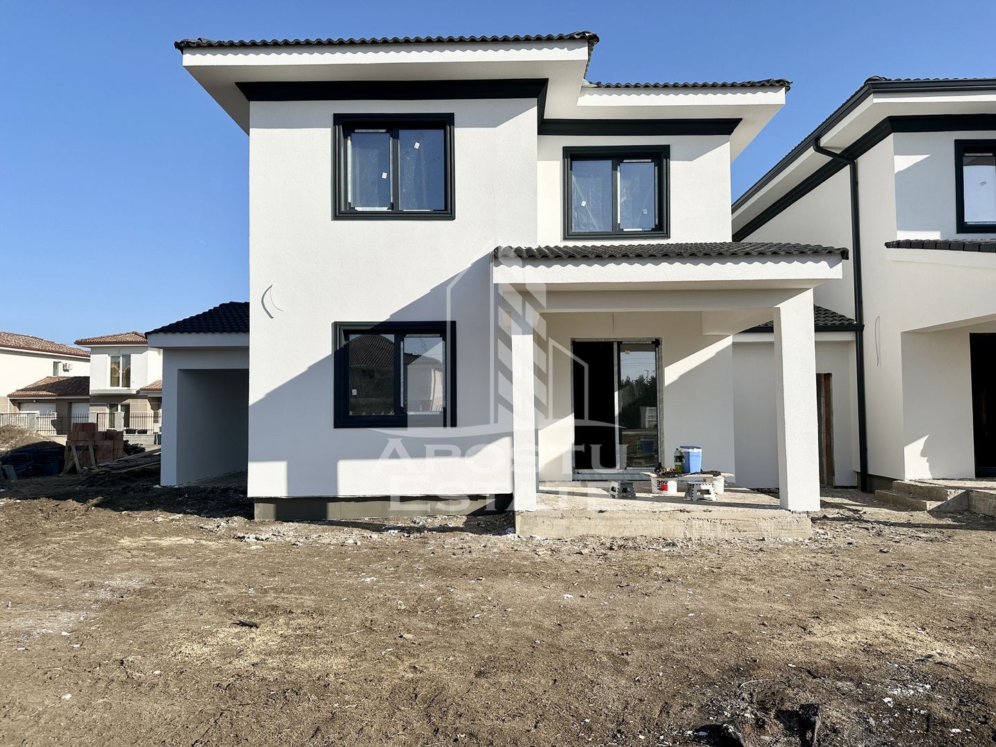 Jumatate de duplex cu 5 camere despartit prin garaj, 131 mp utili