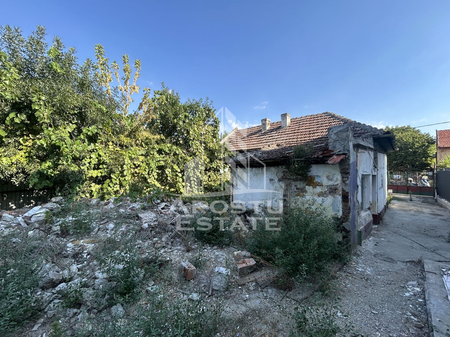 Teren intravilan 679 mp si casa demolabila, zona Crisan