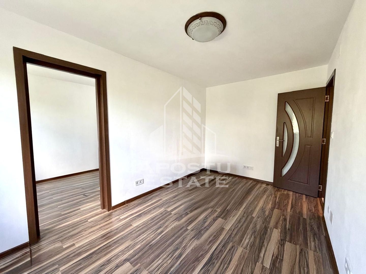 Apartament 2 camere de vanzare, etaj 3, zona Sagului