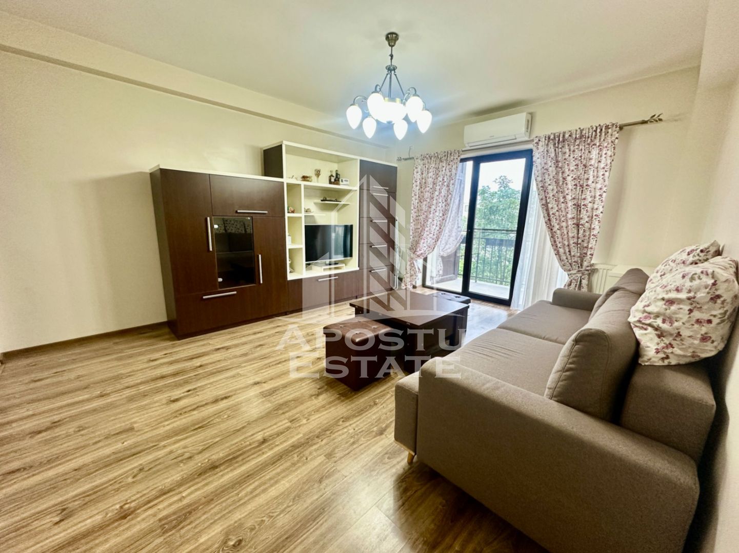 Apartament cu 2 camere, bucatarie inchisa, etaj 1, zona centrala Giroc