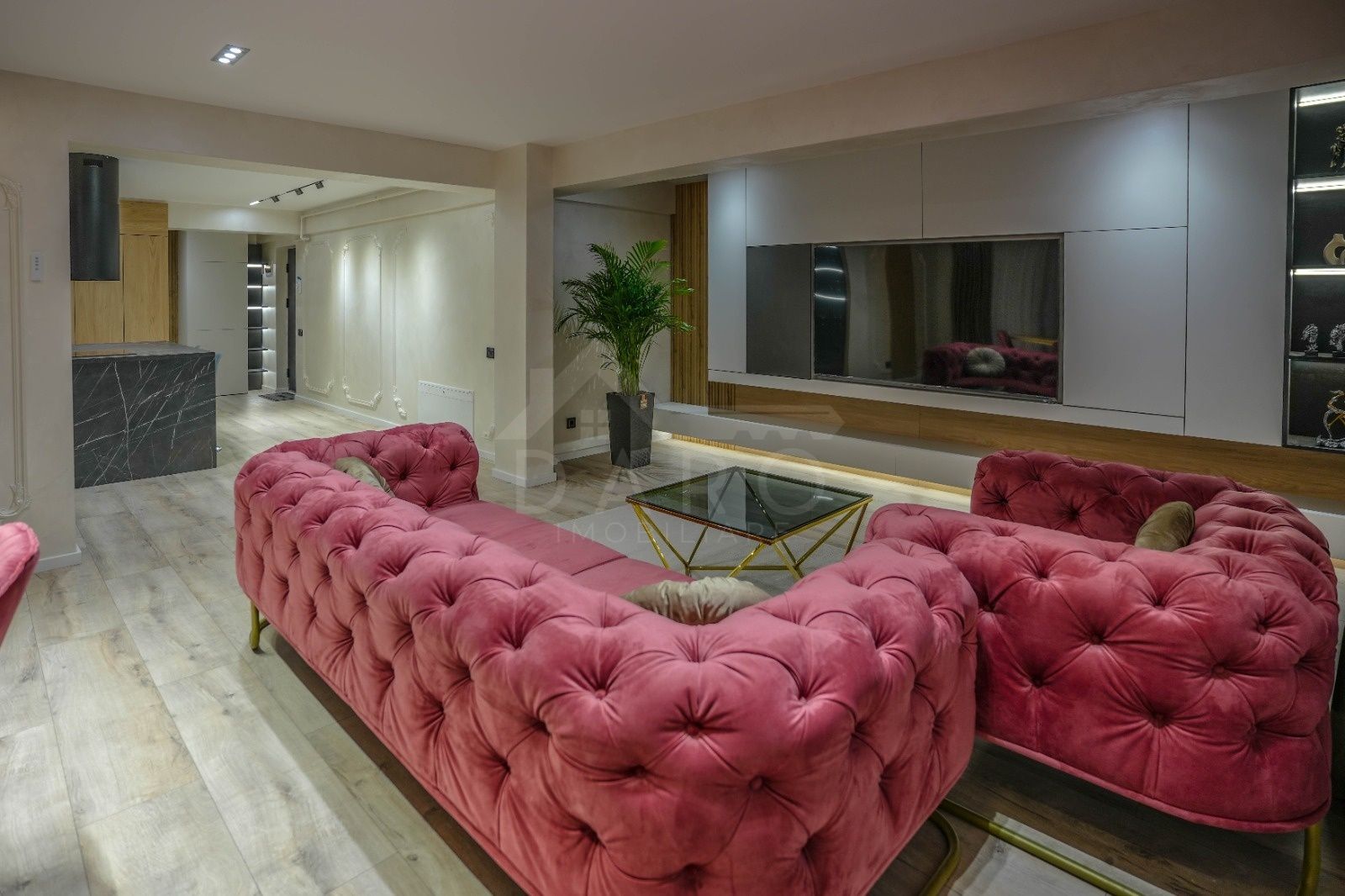 Penthouse de închiriat .