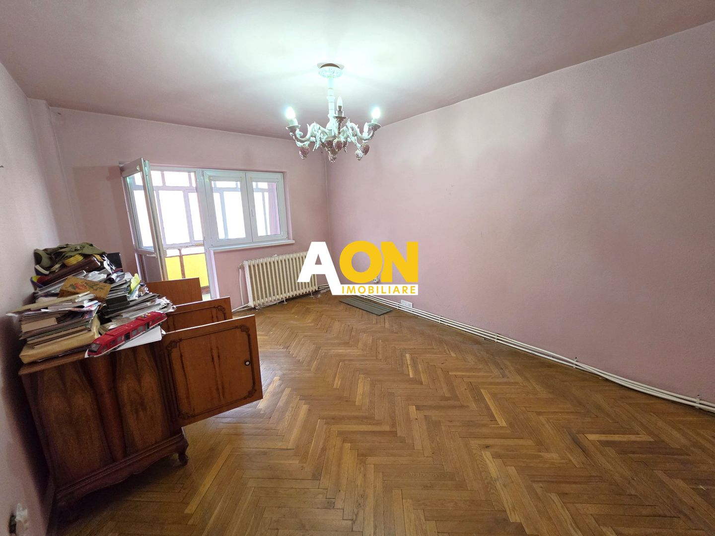 Apartament 4 camere, etaj 1, cu garaj si boxa, zona Scolii M. Eminescu