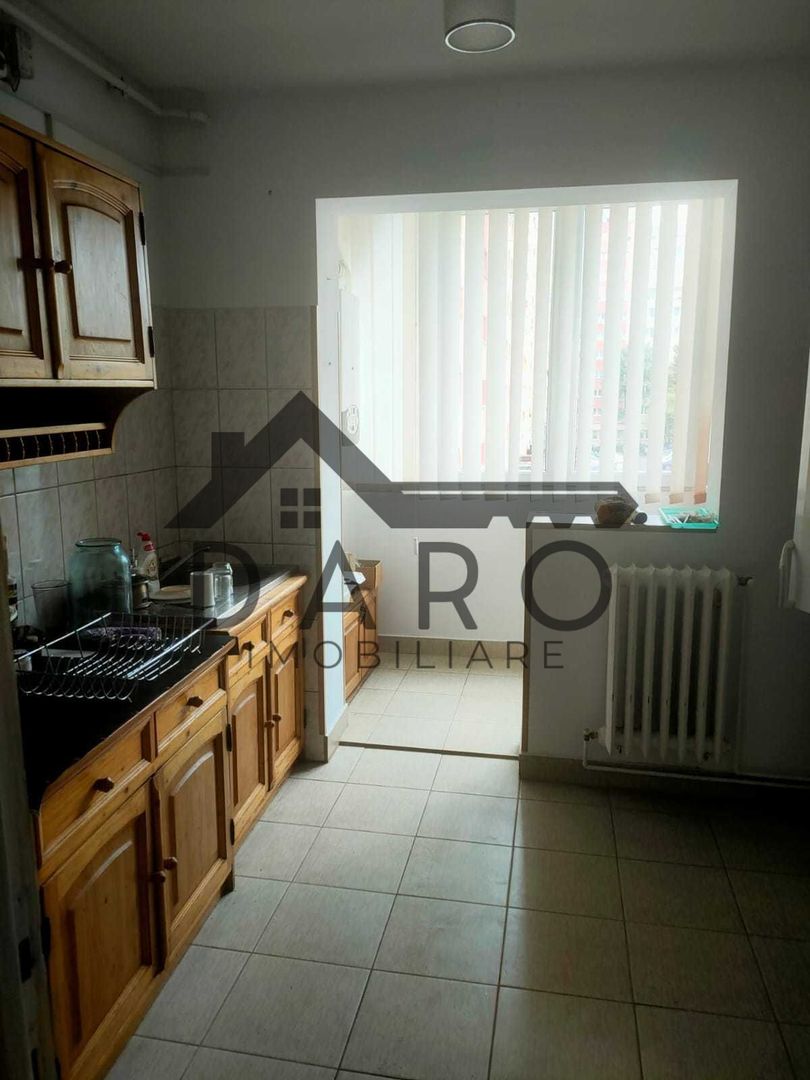 Vand apartament 3 camere in Dambu , etaj intermediar