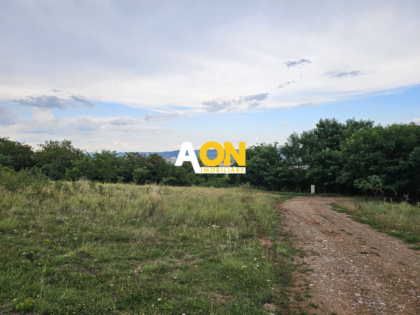 Teren construibil, 1000 mp, zona Schit, cu utilitati si panorama