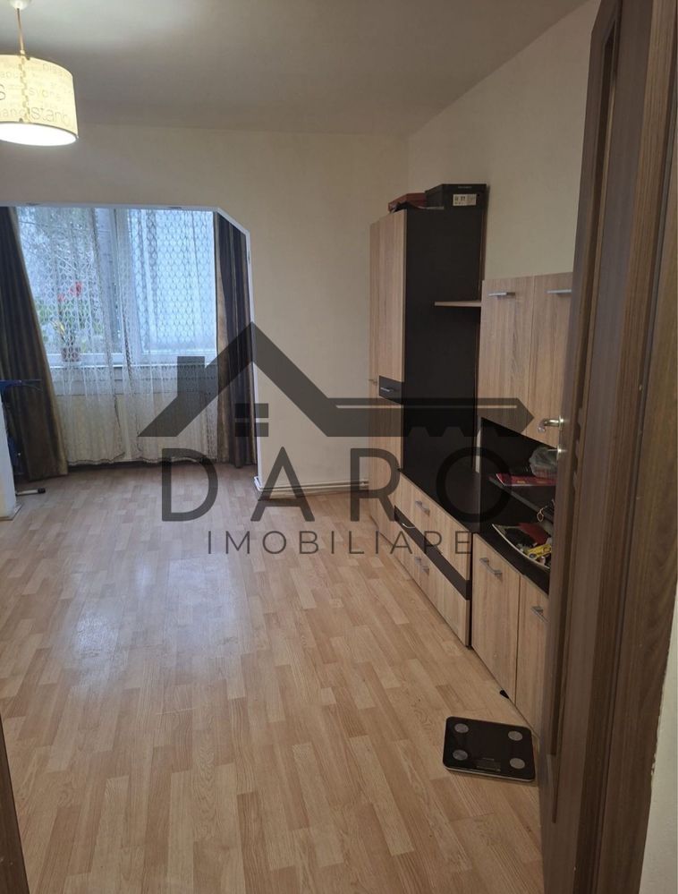 Vând apartament cu 3 camere zona Dâmbu Pietros aproape de bulevard .