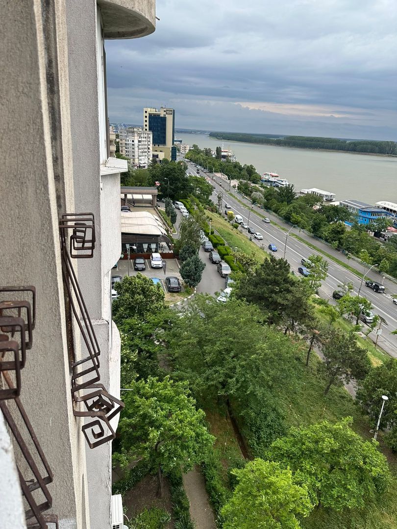 De vanzare apartament cu 3 camere, zona Faleza, etaj 7/8, 149.000 euro