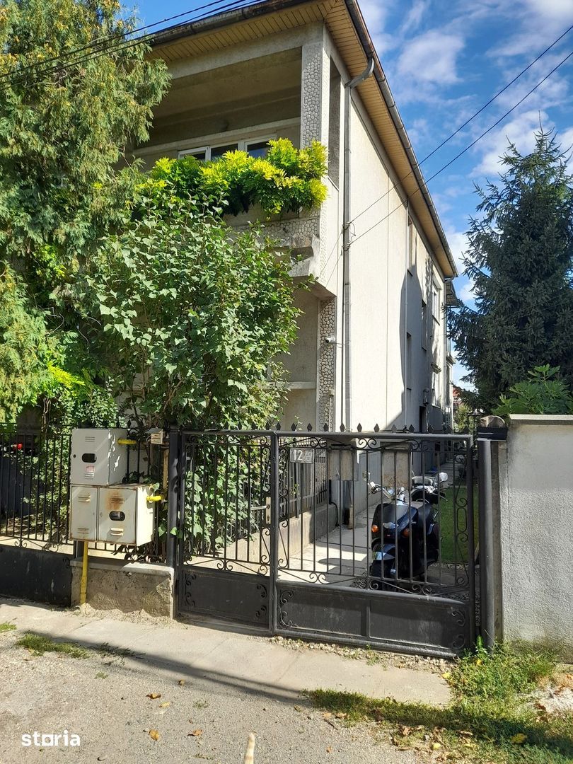 Jumatate din casa duplex D+P+E , 4 camere in spatele strandului